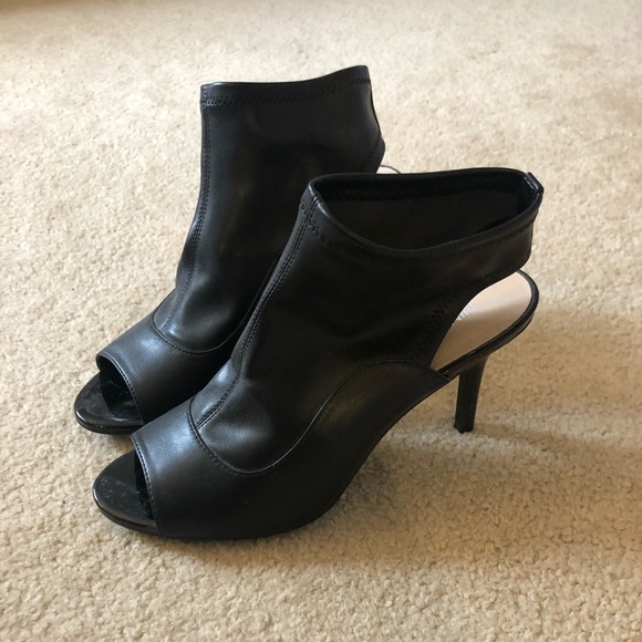 Nine West size 8 shoties. 2.5-3 inch heel. Open back. - Picture 2 of 5